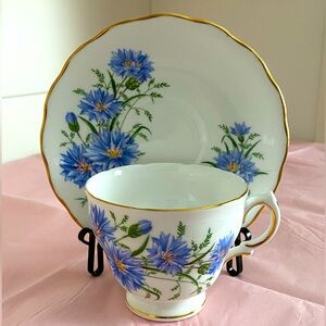 EUC VTG Royal Vale Bone China Teacup and Saucer in Large Blue Floral Motifs